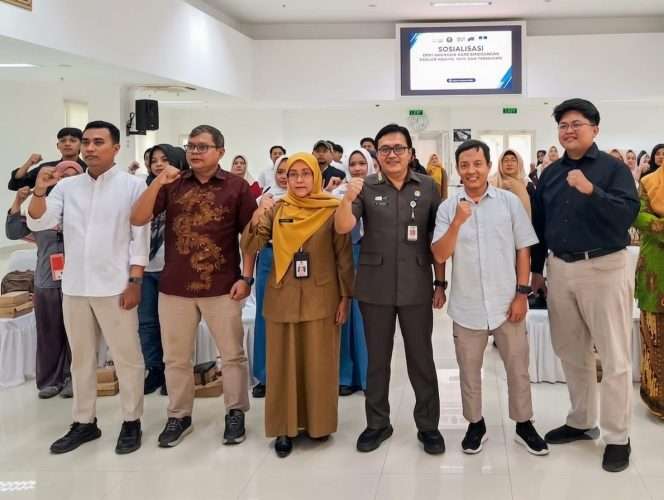 
 Dosen Hubungan Internasional FISIP Universitas Brawijaya, Yusli Effendi (kemeja batik coklat dua dari kiri), berfoto bersama dalam kegiatan Sosialisasi Perlindungan Anak Berhadapan dengan Hukum (ABH) dan Terorisme diselenggarakan Dinsos P3A PPKB Kota Malang.  (Yusli for bacamalang)