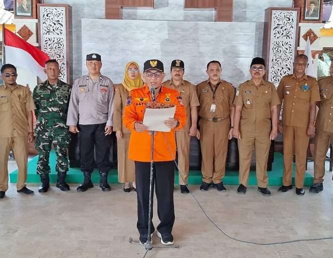 
 Khidmat dalam pembacaan naskah deklarasi Kecamatan Tangguh Bencana (KENCANA) di Kecamatan Bantur, Kabupaten Malang, untuk memperkuat komitmen kesiapsiagaan bencana. (IG BPBD)