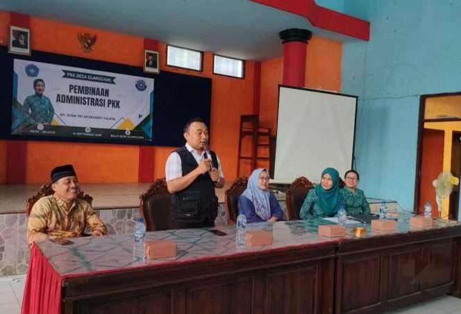 
 Camat Pakisaji Taufik Nurahman, S.STP.,M.AP memberikan arahan, dalam Pembinaan Administrasi PKK dan Pelatihan UMKM untuk memberikan pemahaman administrasi yang tertib, dan menambah wawasan pelaku UMKM dalam mengembangkan usaha agar lebih kreatif dan berdaya saing. (IG Pakisaji)
