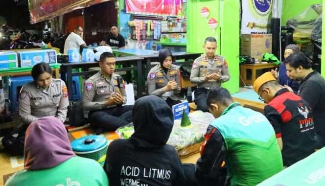 
 Kasat Lantas Polresta Malang Kota Kompol Rio Angga bersama anggota dan komunitas ojol Kota Malang menggelar doa bersama dalam rangka memperingati HUT Lalu Lintas Bhayangkara ke-71. (ist)