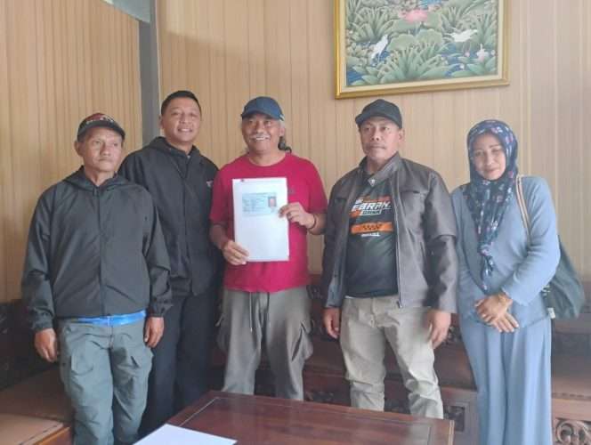 
 Kades Tulungrejo, Suliono bersama warga Dusun Gerdu saat tengah menunjukkan akta hibah. (Yan)