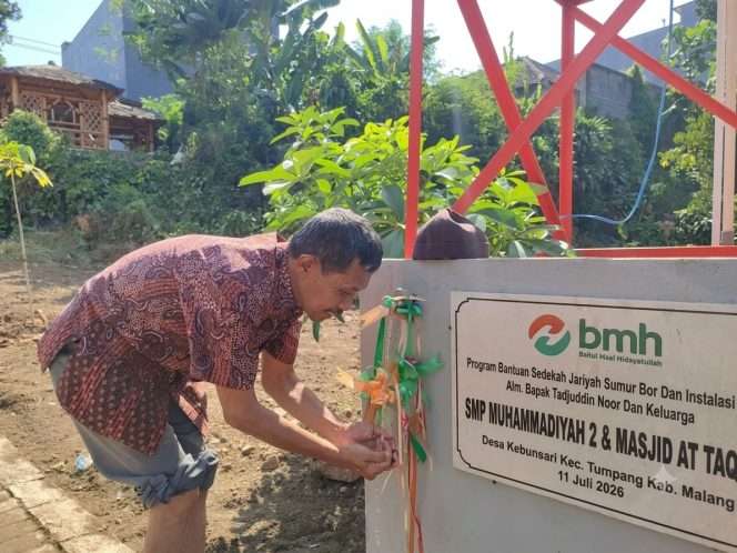 
 Jemaah menggunakan air dari sumur bor bantuan LAZNAS Baitul Maal Hidayatullah (BMH) Jawa Timur di Tumpang. (LAZNAS BMH)