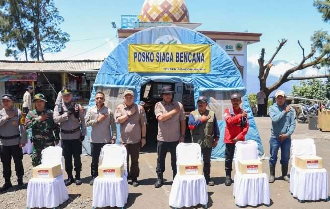 
 Berfoto bersama dalam kegiatan Kapolda Jawa Timur Irjen Nanang Avianto turun langsung mengecek kesiapsiagaan antisipasi kebakaran hutan dan lahan di kawasan Taman Nasional Bromo Tengger Semeru di Bromo Hillside, Jalan Jemplang, Dusun Jarak Ijo, Desa Ngadas, Kecamatan Poncokusumo, Kabupaten Malang. (Humas Polres Malang)