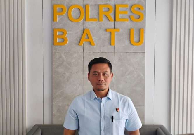 
 Kasatreskrim Polres Batu, AKP Zaenal Arifin, S.H saat tengah diwawancarai awak media. (Yan)