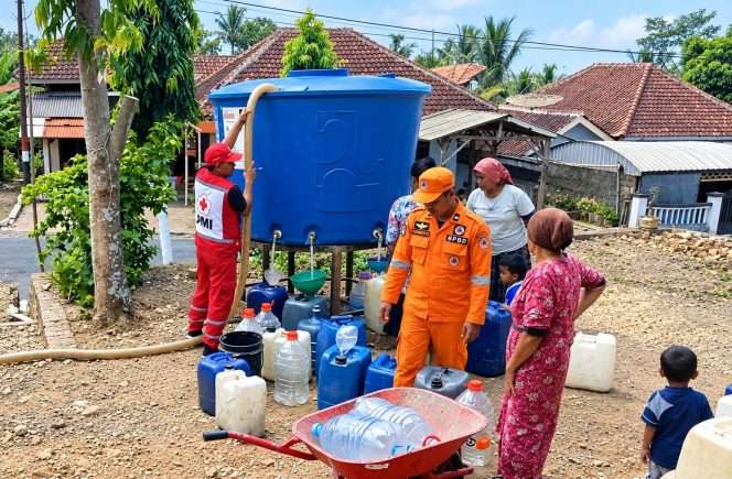 
 Penyaluran air bersih. (Dok BPBD Kabupaten Malang)