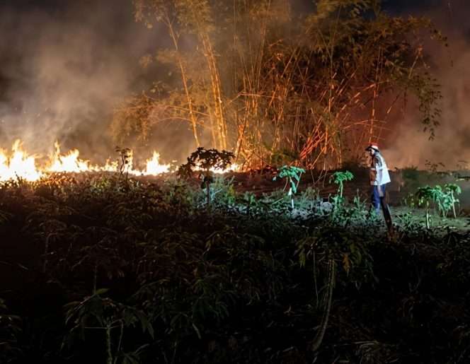 
 Proses pemadaman kebakaran di Kedungpedaringan Kepanjen, Rabu (23/9/2026). (ist)