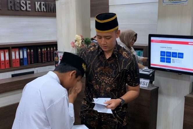 
 Kasatreskrim Polres Malang AKP Hafiz Prasetia Akbar, memberikan tali asih kepada anak yatim piatu. (IG Reskrim Kab Malang)