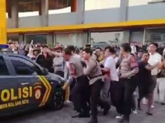
 Petugas patroli Polresta Malang Kota saat mengamankan terduga pelaku curanmor dari amukan warga. (ist)