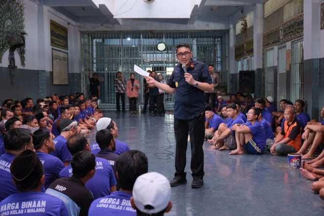 
 Kalapas Kelas I Malang Christo Victor saat memberikan informasi terkait kuesioner kepada warga binaan. (ist)