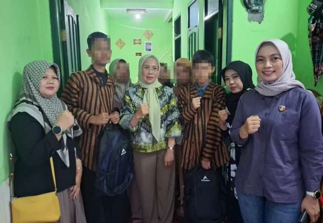 
 Ditres PPA-PPO Polda Jatim Kombes Pol Ganis bersama Kanit PPA Polresta Malang Kota Iptu Khusnul saat mengunjungi rumah korban kekerasan siswa SMPN 18. (ist)