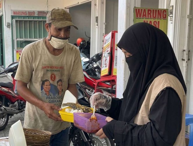 
 Seorang warga menerima makanan menu Lalapan Lele, dalam kegiatan spesial Program Jumat Berkah UBeKa yang digelar Mesjid Umar Bin Khatab (UBeKa) dan Yayasan Darul Ishlah Foundation (DIF), Kepanjen. (FB Abidin HG)