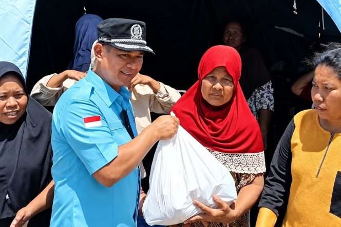 
 Ketua DPRD Kabupaten Malang, Darmadi, S.Sos, simbolis menyerahkan bantuan untuk korban gempa NTT. (IG DPRD Kabupaten Malang)