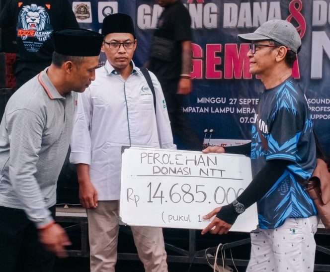 
 Simbolis penyerahan hasil donasi Rp 14.685.000 yang akan disalurkan untuk korban gempa NTT. (ist)