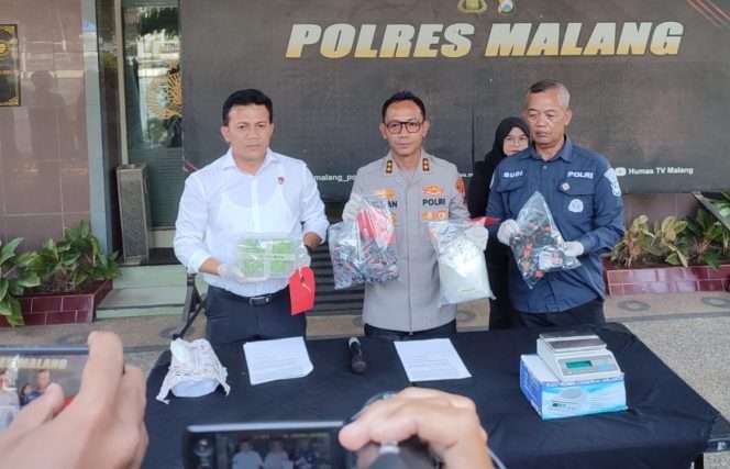 
 Kapolres Malang AKBP Rulian Syauri (tengah) memberikan keterangan pers usai Satreskoba yang dipimpin AKP Agus Yulianto menangkap RM pengedar sabu seberat 1,1 kilogram di Singosari. (Humas Polres Malang)