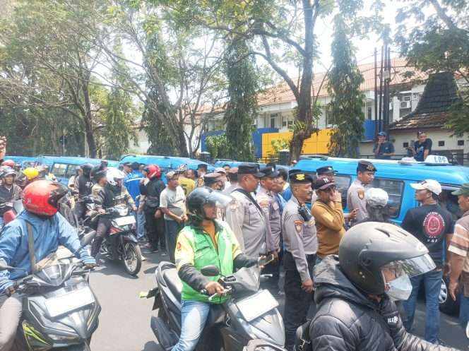 
 Ratusan sopir angkot yang tergabung dalam ASAM saat menggelar aksi di Kantor Dinas Perhubungan (Dishub) Kota Malang. (ist)