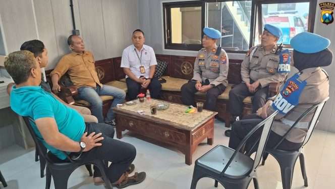 
 Kasi Propam Polres Malang AKP Saifullah, Kasi Humas Polres Malang AKP Budiono, dan rombongan, mengunjungi Media Center Humas Polres Malang, bertepatan dengan peringatan Hari Jadi Propam Polri ke-24, untuk mempererat sinergitas antara kepolisian dan insan pers, sekaligus menjaga keterbukaan informasi publik dan pengawasan terhadap kedisiplinan serta kinerja anggota Polri di lapangan. (Humas Polres Malang)
