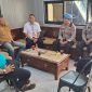 Kasi Propam Polres Malang AKP Saifullah, Kasi Humas Polres Malang AKP Budiono, dan rombongan, mengunjungi Media Center Humas Polres Malang, bertepatan dengan peringatan Hari Jadi Propam Polri ke-24, untuk mempererat sinergitas antara kepolisian dan insan pers, sekaligus menjaga keterbukaan informasi publik dan pengawasan terhadap kedisiplinan serta kinerja anggota Polri di lapangan. (Humas Polres Malang)