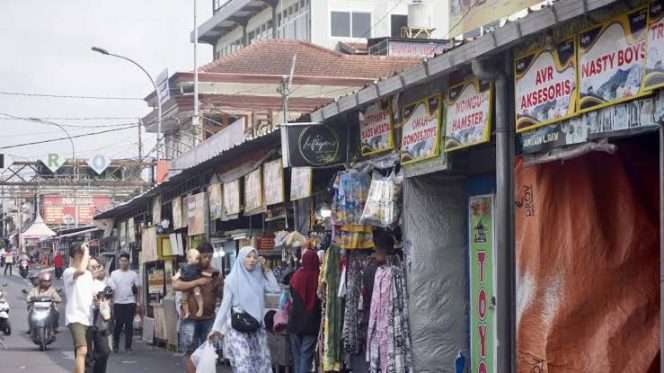 
 Semrawut. Kondisi PKL di Alun-Alun Kota Batu yang kasusnya kini tengah didalami Satreskrim Polres Batu. (ist)