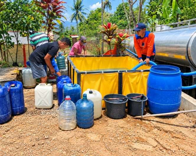 
 Personel BPBD menyalurkan bantuan air bersih. (IG BPBD)