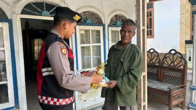 
 Seorang warga bersuka cita menerima paket sembako dalam giat Patroli Presisi Samapta Polres Malang di Kepanjen dan Gondanglegi, sekalian mengingatkan warga untuk memanfaatkan layanan 110 jika membutuhkan bantuan kepolisian. (Humas Polres Malang)