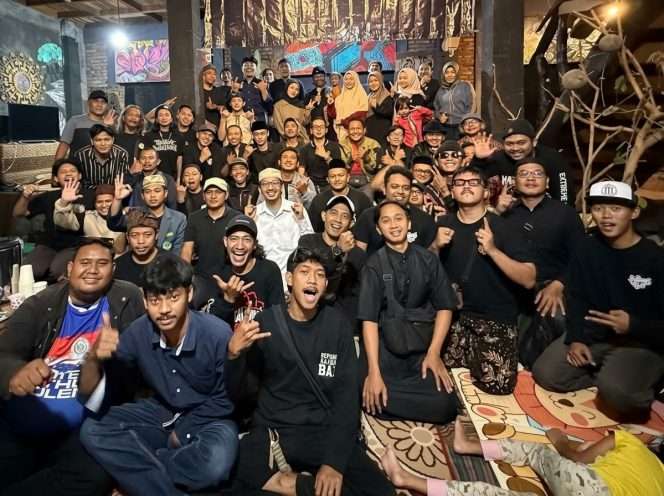 
 Berfoto bersama, semua peserta meneriakkan yel-yel identitas komunitas secara kompak sebagai penguat tali silaturahmi dan solidaritas pada penghujung acara. (ist)