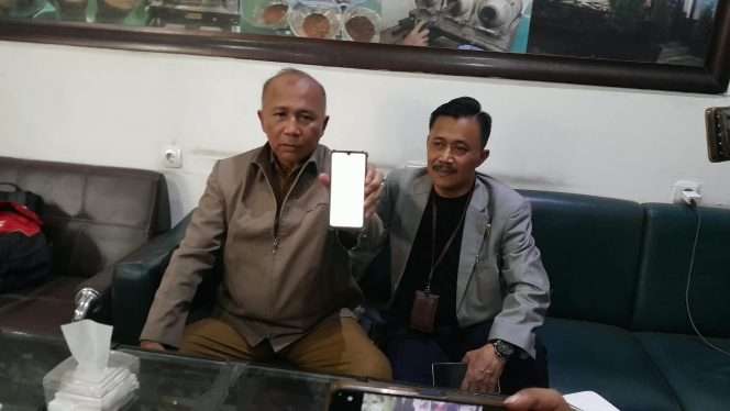 
 Mantan Kepala SMPN 18 Malang, Amrozi, didampingi kuasa hukumnya, Mr. Hotman Pakis, saat memberikan klarifikasi terkait dugaan kasus penganiayaan terhadap siswanya. (Rohim Alfarizi)