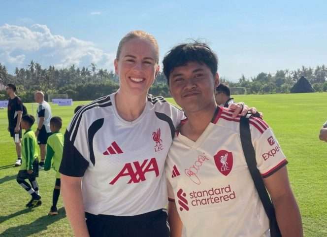 
 Narendra berfoto dengan Natasha Dowie Legenda Liverpool Women FC dan Timnas Inggris. (Narendra for bacamalang)