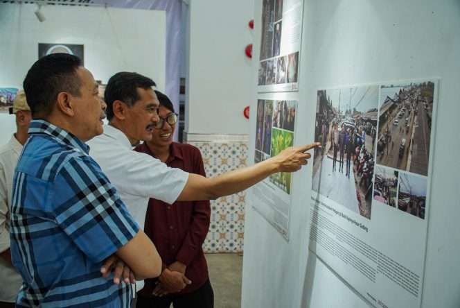 
 Wali Kota Malang Dr. Ir. Wahyu Hidayat, MM (baju biru), didampingi Kepala Dinas Komunikasi dan Informatika (Diskominfo) Kota Malang  Muhammad Nur Widianto, S.Sos dan Ketua PFI Malang Darmono meninjau foto-foto  “Tanah, Pangan dan Harapan” yang dipamerkan di Galeri Kayutangan, Kota Malang, Sabtu (29/6/2026). (Dok PFI Malang)