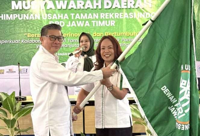 
 Titik S. Ariyanto, S.M., M.M., MIPR, Manager Marketing & Public Relations Jawa Timur Park Group, bersama Sobirin F. Hamid, saat ditetapkan sebagai Ketua DPD PUTRI Jawa Timur periode 2026-2030. (ist)