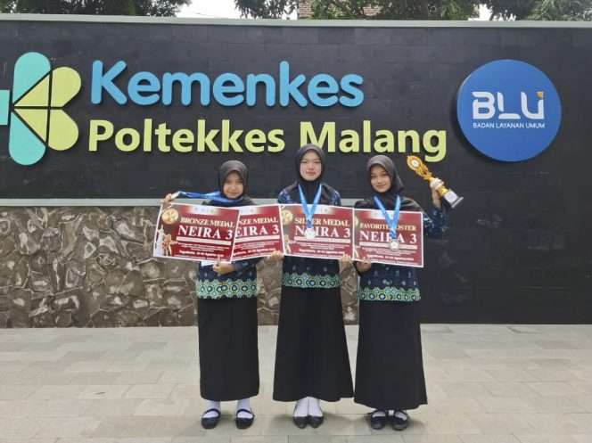 
 Tiga mahasiswi Nasywa Rihadatul 'Aisy, Gadisza Zayyan Maharani Prasetio, dan Meilya Wibia dari Program Studi D3 Rekam Medis dan Informasi Kesehatan (RMIK). (ist)
