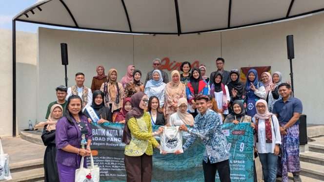 
 Asosiasi Perajin Batik Kota Malang saat Seminar Motif Batik Kota Malang “Sekar Jagad Panca Warna”, yang digelar Sabtu (19/9/2026) di Pinoa Coffee and Space, Jalan Soekarno Hatta, Kota Malang. (ist)