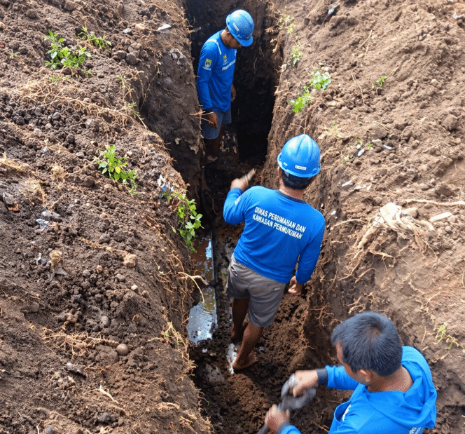 
 Proses perbaikan pipa bocor. (ist)