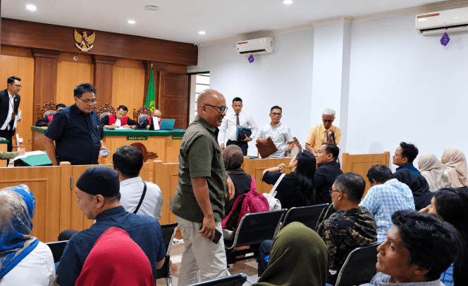 
 Kuasa Hukum YPTT, Sumardhan, SH, bersama tim usai mengikuti persidangan di Pengadilan Negeri (PN) Kepanjen. (ist)