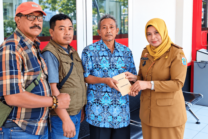 
 Simbolis penyerahan bantuan korban kebakaran rumah Darmadi (58), di Singosari, dari BASNAS. (ist)