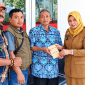Simbolis penyerahan bantuan korban kebakaran rumah Darmadi (58), di Singosari, dari BASNAS. (ist)