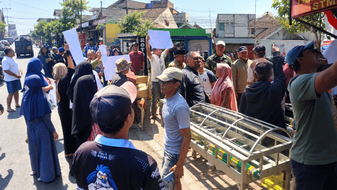
 Puluhan warga RW 10 dan RW 12 Kelurahan Sisir, Kecamatan Batu, Kota Batu, saat menggelar aksi unjuk rasa dengan mendatangi lokasi yang selama ini mereka kenal sebagai fasum yang sudah bersertifikat hak milik. (Yan)