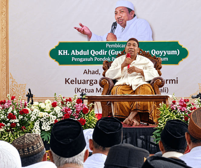 
 Pengasuh Pondok Pesantren An Nur Lasem Rembang Jawa Tengah, KH. Abdul Qoyyum Manshur atau yang akrab disapa Gus Qoyyum, menjadi penceramah utama dalam kegiatan Pengajian Umum Peringatan Maulid Nabi Muhammad SAW, mengupas makna penyucian jiwa. (ist)