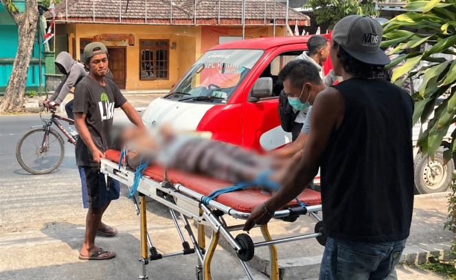 
 Evakuasi remaja laki-laki yang mengalami gangguan kejiwaan dan tidak memiliki sanak saudara yang ditemukan di Ngadilangkung, Kepanjen, oleh relawan Arek Kepanjen, dibawa ke Yayasan Tangan Kasih Bensu di Kecamatan Dampit. (Huda for bacamalang)