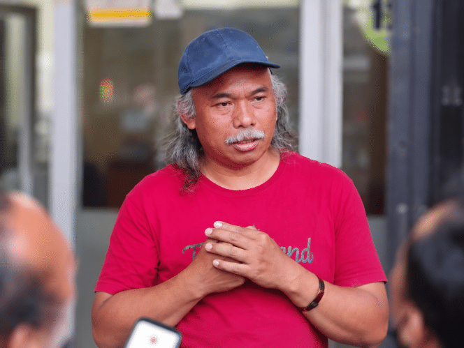 
 Kades Tulungrejo, Suliono saat tengah diwawancarai awak media, soal isu air warga Dusun Gerdu mati. (Yan)