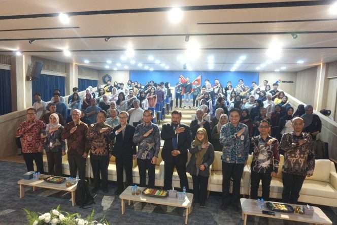 
 Rektor Universitas Brawijaya, Prof. Widodo, S.Si., M.Si., Ph.D.Med.Sc, (berbatik, tengah), bersama para narasumber dan undangan International Knowledge Sharing sebagai bagian dari rangkaian International Water Innovation Series dalam rangka memperingati World Water Monitoring Day 2026 di Auditorium Pertamina Gedung Mesin I Lantai 2, Fakultas Teknik, Jumat, (25/9/2026). (Nedi Putra AW)