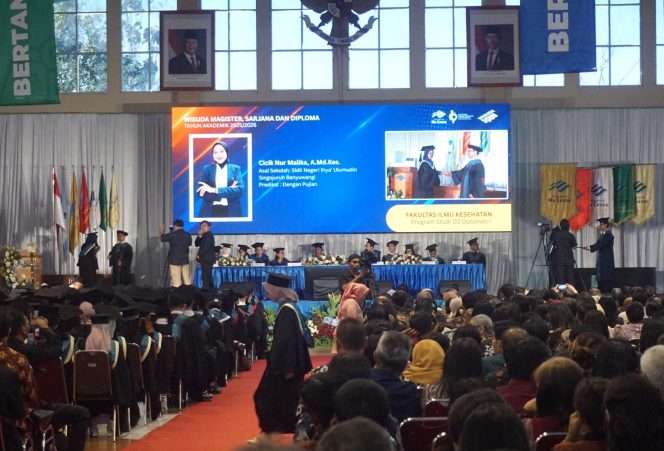 
 Rektor Universitas Ma Chung, Prof. Dr. Ir. Stefanus Yufra Menahen Taneo, M.S., M.Sc., saat prosesi pengukuhan wisudawan, Sabtu (5/9/2025). Wisuda ke-XVI Program Magister, Sarjana, dan Diploma Tahun Akademik 2025/2026 ini juga menjadi momentum bersejarah bagi Universitas Ma Chung dengan diluluskannya angkatan pertama Program Studi D3 Optometri. (Nedi Putra AW)