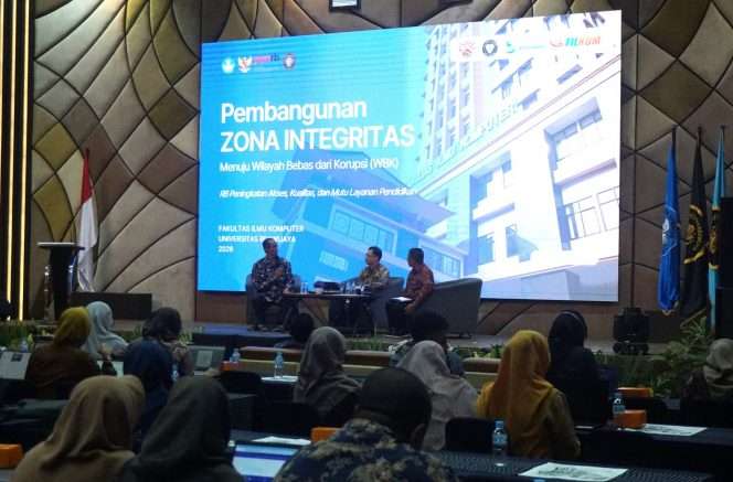 
 Deputi Bidang Reformasi Birokrasi, Akuntabilitas Aparatur dan Pengawasan KemenPAN-RB, Prof. Dr. Erwan Agus Purwanto (tengah), menyimak paparan Dekan Fakultas Ilmu Komputer Universitas Brawijaya (FILKOM UB) Ir. Tri Astoto Kurniawan, S.T., M.T., Ph.D., IPM, (kiri), saat Workshop Strategi Internalisasi Pembangunan ZI di Perguruan Tinggi di aula FILKOM UB, Kamis (3/9/2026). (Nedi Putra AW)