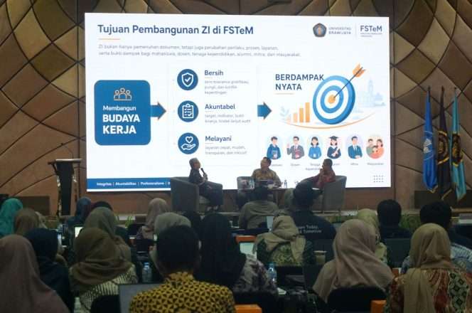 
 Wakil Dekan Bidang Kemahasiswaan, Alumni, dan Kewirausahaan Mahasiswa FSTeM UB, Prof. Chomsin Sulistya Widodo, S.Si., M.Si., Ph.D (kiri), saat paparan di hadapan Deputi Bidang Reformasi Birokrasi, Akuntabilitas Aparatur dan Pengawasan KemenPAN-RB, Prof. Dr. Erwan Agus Purwanto (tenga), saat Workshop Strategi Internalisasi Pembangunan ZI di Perguruan Tinggi dengan Kementerian PAN-RB di aula FILKOM UB pada Kamis (3/9/2026). (Nedi Putra AW)