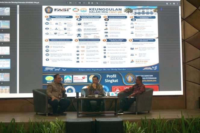 
 Wakil Dekan Bidang Umum, Keuangan dan Sumber Daya FAST UB Dr. Ir. Agus Susilo, S.Pt., M.P., IPM., ASEAN Eng. (kiri) saat paparan di hadapan Deputi Bidang Reformasi Birokrasi, Akuntabilitas Aparatur, dan Pengawasan KemenPAN-RB, Prof. Dr. Erwan Agus Purwanto (tengah), dalam Workshop Strategi Internalisasi Pembangunan ZI di Perguruan Tinggi di aula FILKOM UB pada Kamis (3/9/2026), yang digelar Kementerian PAN-RB Bersama UB. (Nedi Putra AW)