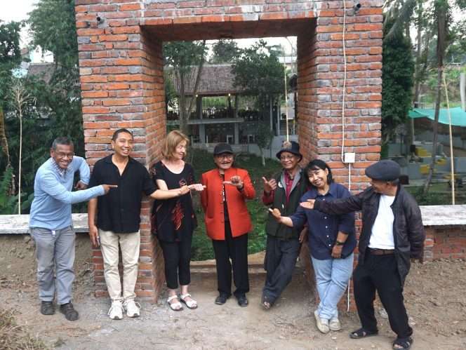 
 Dr. Lidya 'Candra Kirana' Kieven (tiga dari kiri), bersama para budayawan Malang saat berkunjung ke Museum Panji Tumpang, Rabu (30/9/2026). (Nedi Putra AW)
