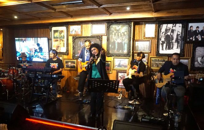 
 Sylvia Saartje saat tampil dalam Intimate Concert 70th Anniversary, Sabtu (19/9/2026), di Dewa 19 Lounge, ALANA Hotel Kota Malang. (Nedi Putra AW)