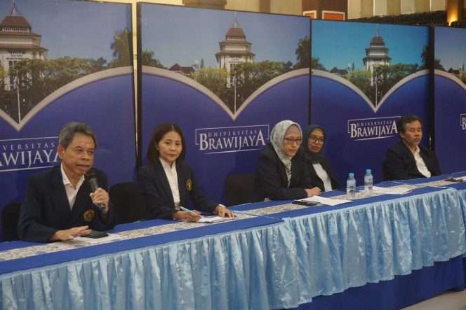 
 Dari kiri-Prof. Ir. Edi Dwi Cahyono, M.Agr.Sc., M.S., Ph.D., Prof. Cleoputri Al Yusainy, S.Psi., M.Psi., Ph.D., Prof. Putu Hadi Setyarini, Prof. Dr. Desi Dwi Prianti, S.Sos., M.Comn dan Prof. Ir. Winarto, S.T., M.T., Ph.D. (Nedi Putra AW)
