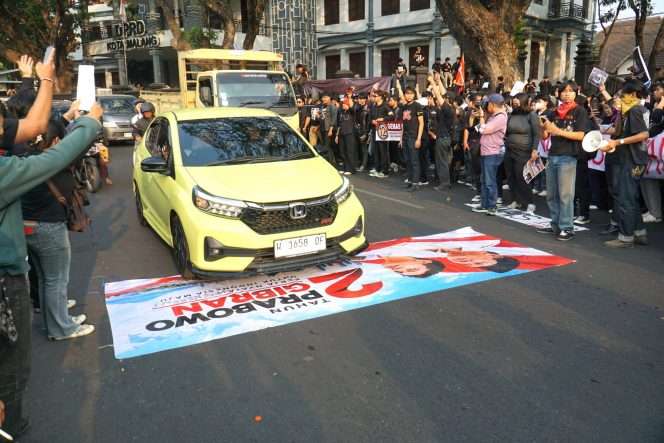 
 Aksi unjuk rasa kritik 2 tahun pemerintahan Prabowo-Gibran Aliansi Rakyat Bangkit Bersatu di sekitar Gedung DPRD Kota Malang, Jalan Tugu, Rabu (21/10/2026). (Nedi Putra AW).