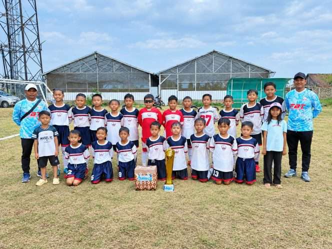 
 Ekspresi semangat terpancar dari seluruh anggota tim saat berfoto bersama Tim SSB Masel FC U-10, usai raih Juara I Pastra Cup U-10 tahun 2026, yang diharapkan menjadi wadah lahirnya bibit pemain sepakbola usia muda yang nantinya mengharumkan Malang Raya ke depannya. (Cak To AMS for bacamalang)