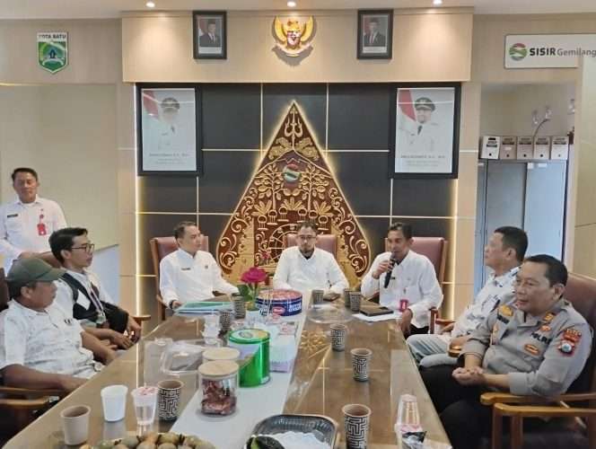 
 Proses mediasi warga soal polemik Fasum yang di pimpin Lurah Sisir, Budi Meryanto Handarto. (Yan)